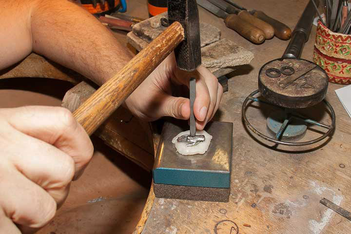 Talisman in Form einer schützenden Hand mit handgepunzten Initialen