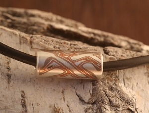 Mokume Gane Halsschmuck mit Kautschukband