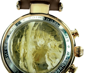 Eine Uhr für das Wohlbefinden - die Amber von Basilika mit Bernsteinglasboden